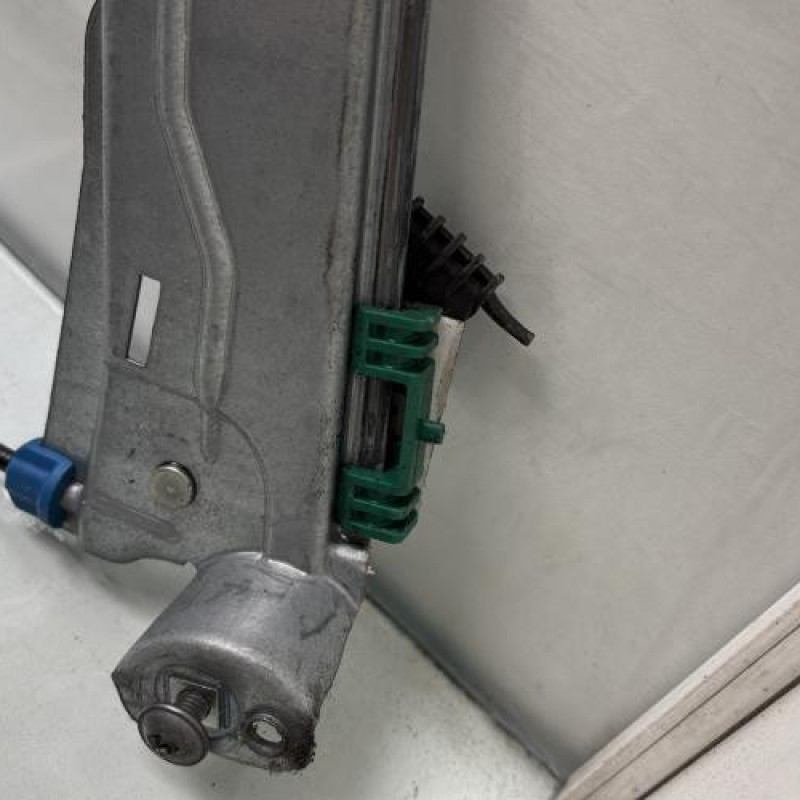 Leve vitre electrique avant gauche RENAULT CLIO 3 Photo n°9