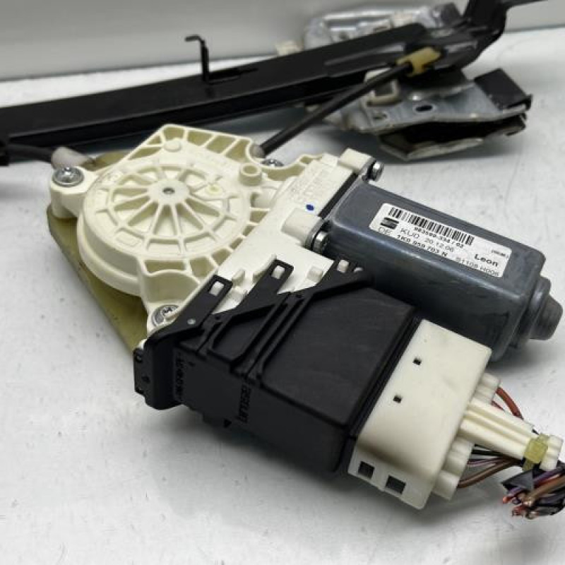 Leve vitre electrique arriere gauche SEAT LEON 2 Photo n°3
