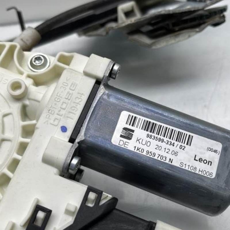 Leve vitre electrique arriere gauche SEAT LEON 2 Photo n°4