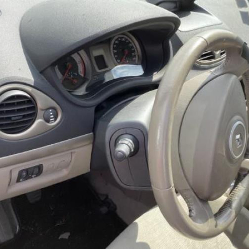 Pare choc arriere RENAULT CLIO 3 Photo n°11