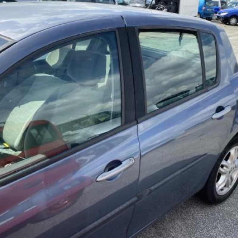 Pare choc arriere RENAULT CLIO 3 Photo n°17