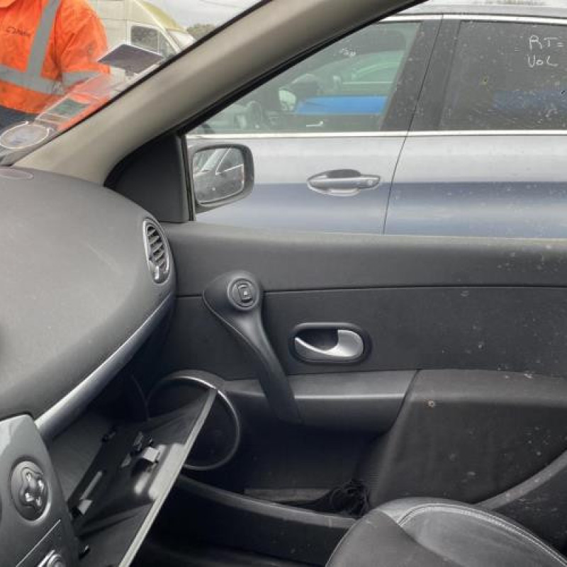 Pare choc arriere RENAULT CLIO 3 Photo n°8