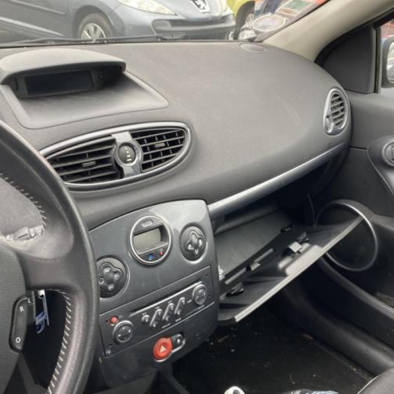 Pare choc arriere RENAULT CLIO 3 Photo n°11