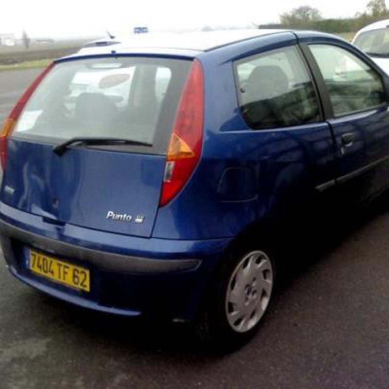 Pare choc arriere FIAT PUNTO 2 Photo n°3