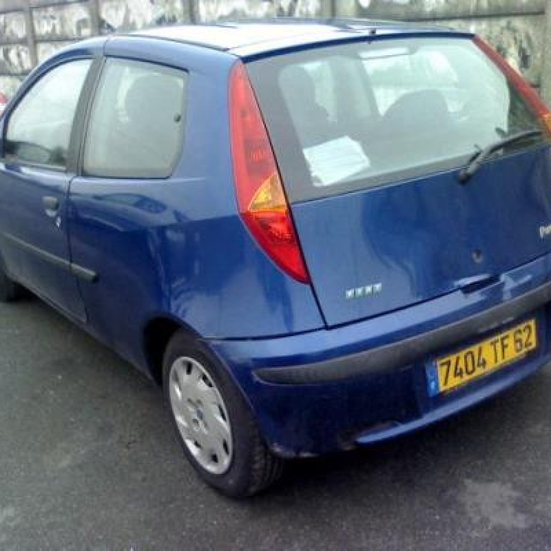Pare choc arriere FIAT PUNTO 2 Photo n°4