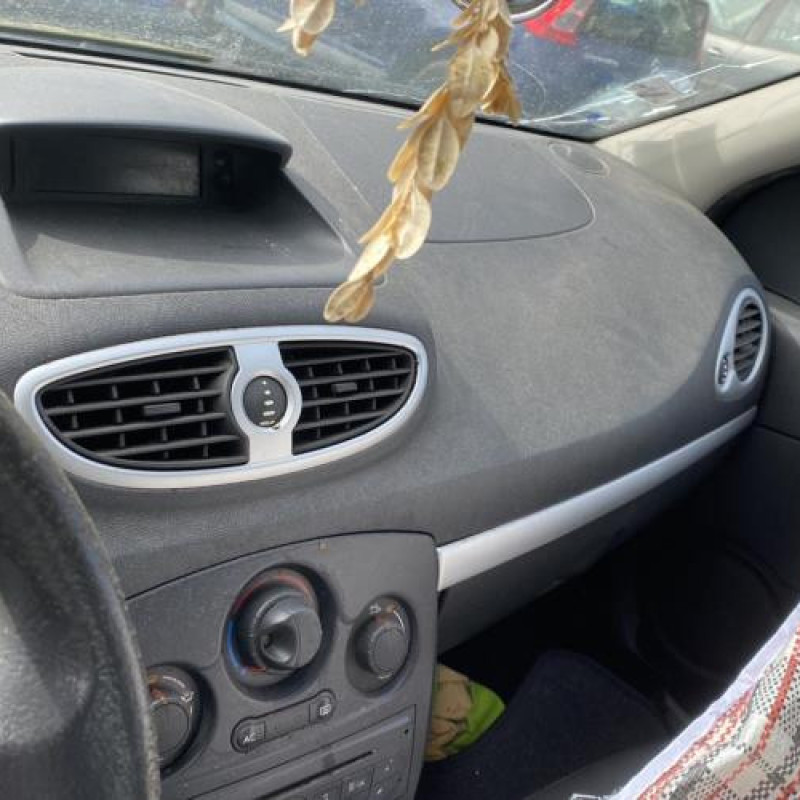 Pare choc arriere RENAULT CLIO 3 Photo n°7