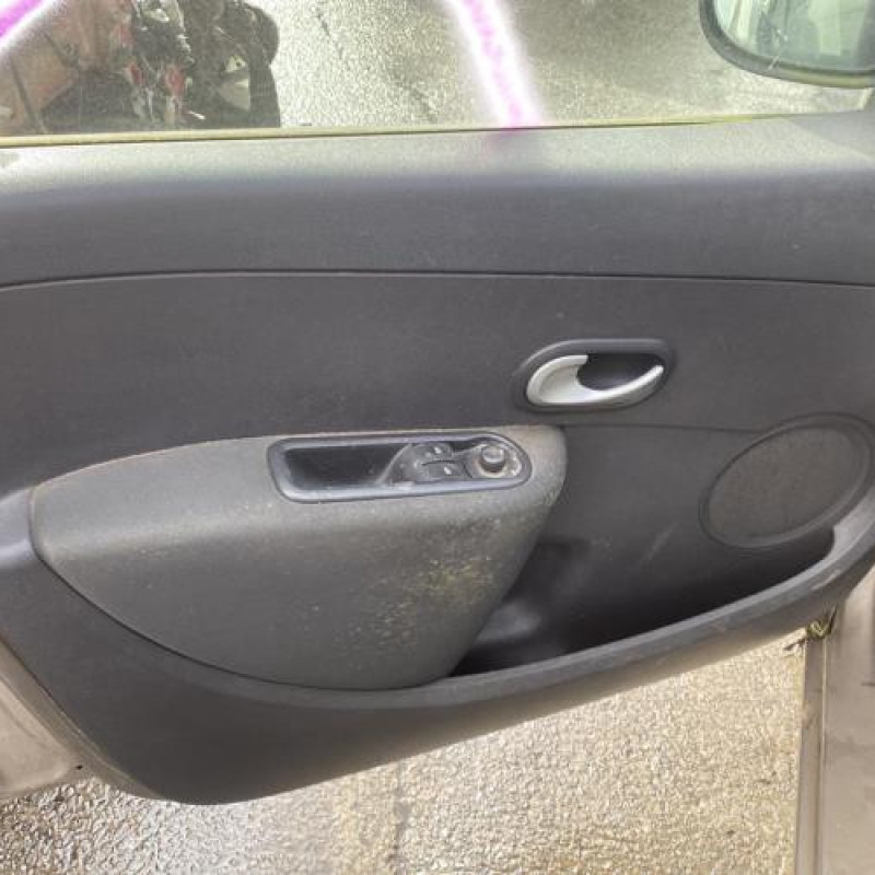 Pare choc arriere RENAULT CLIO 3 Photo n°16