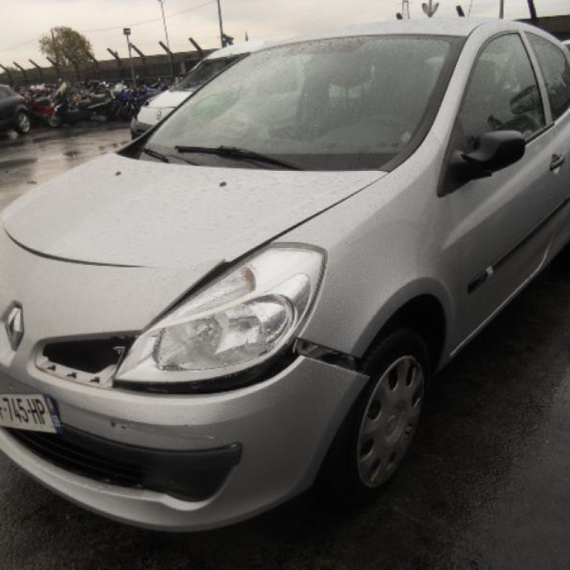 Pare choc arriere RENAULT CLIO 3 Photo n°6