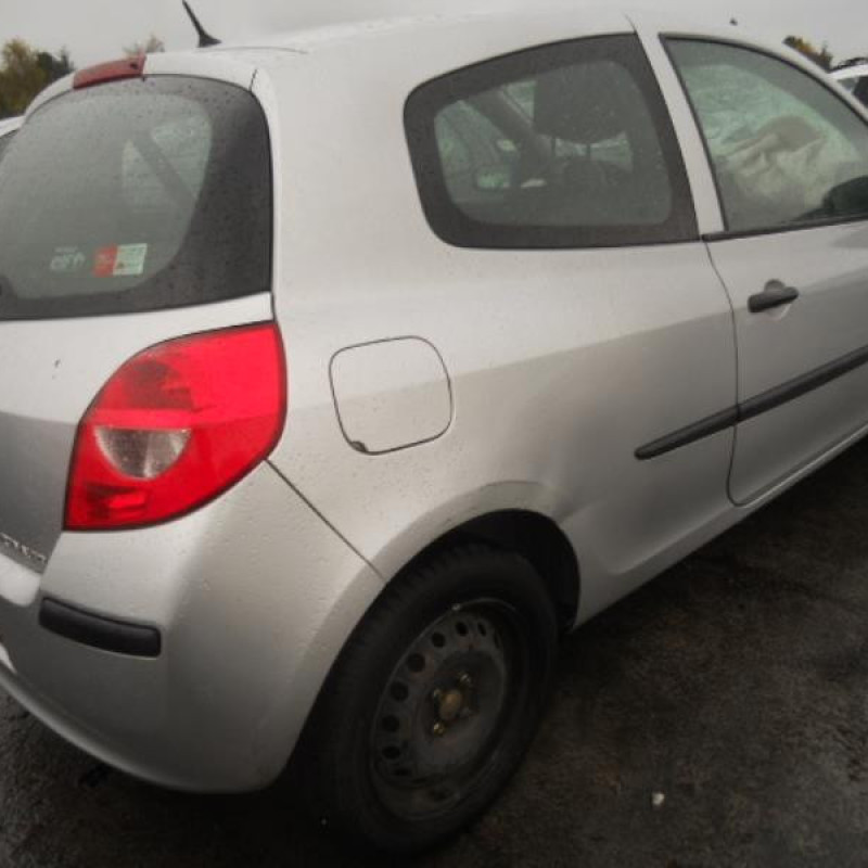 Pare choc arriere RENAULT CLIO 3 Photo n°9