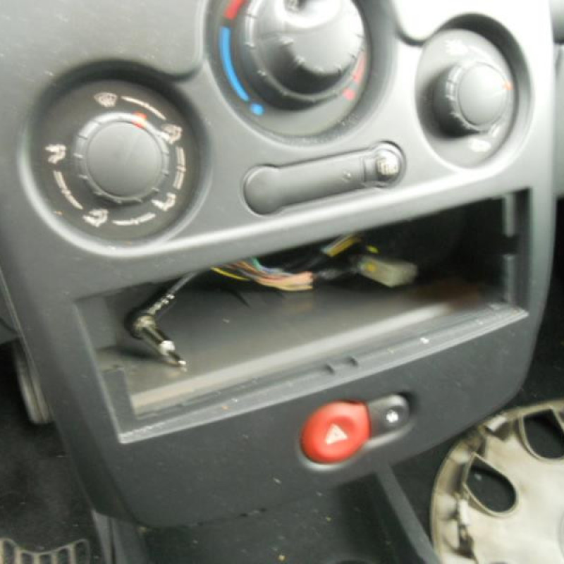 Pare choc arriere RENAULT CLIO 3 Photo n°12