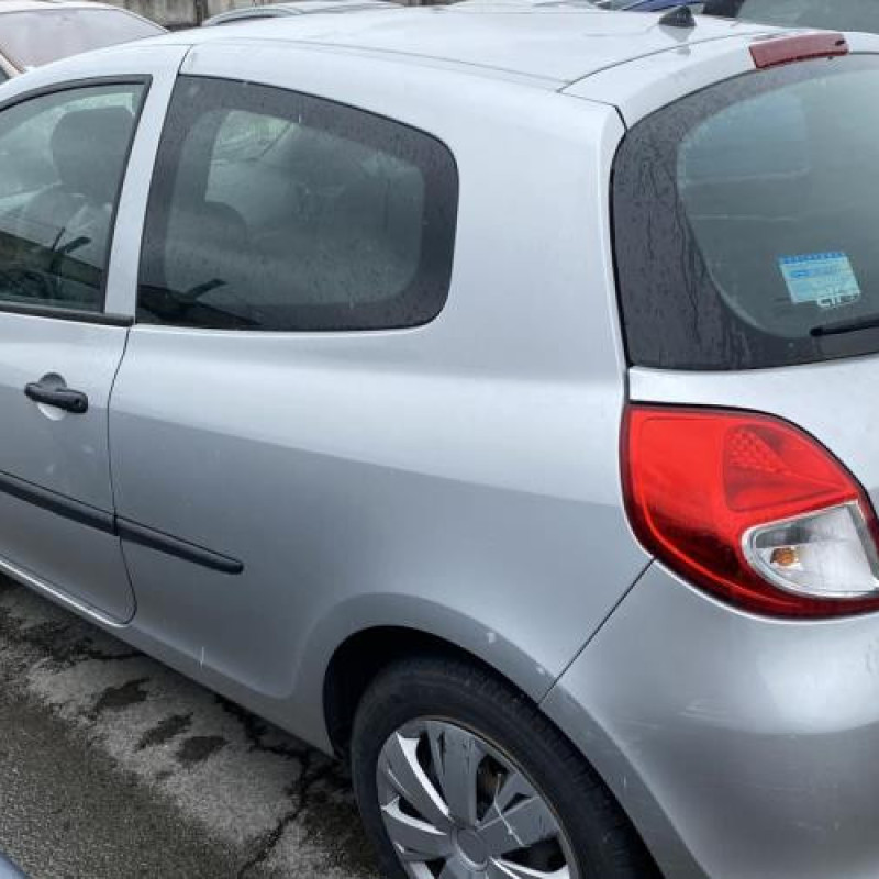Pare choc arriere RENAULT CLIO 3 Photo n°9