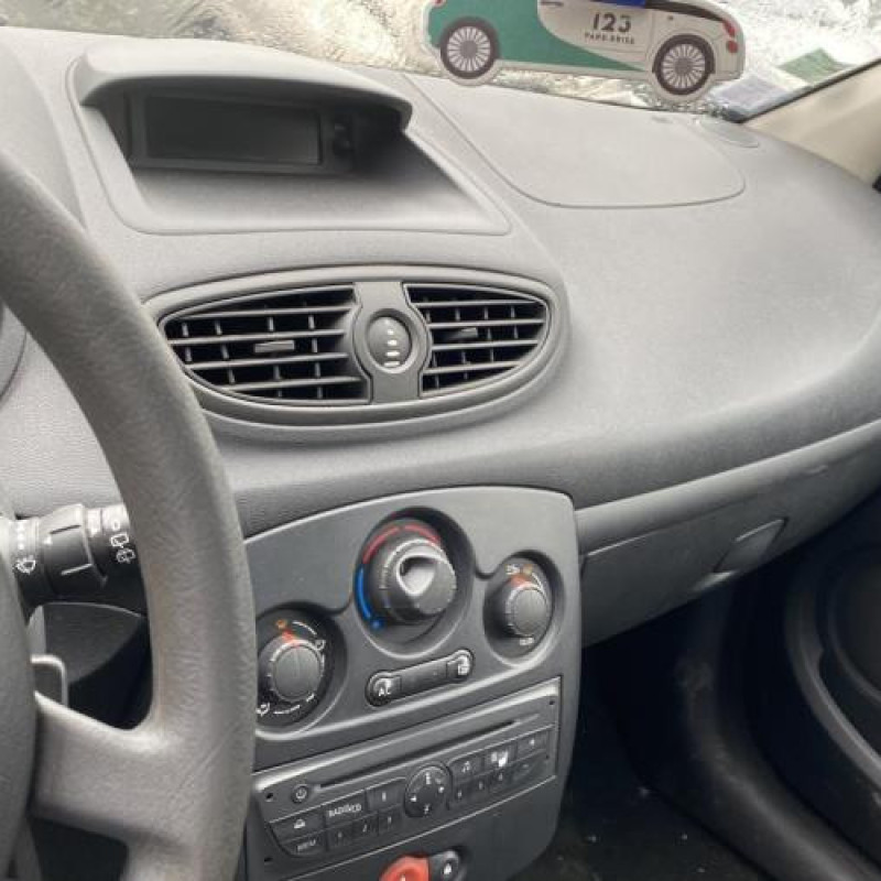 Pare choc arriere RENAULT CLIO 3 Photo n°20