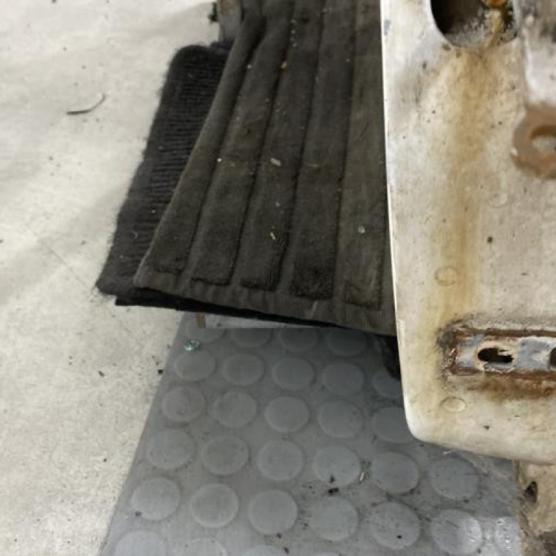 Porte avant gauche PEUGEOT 205 Photo n°4