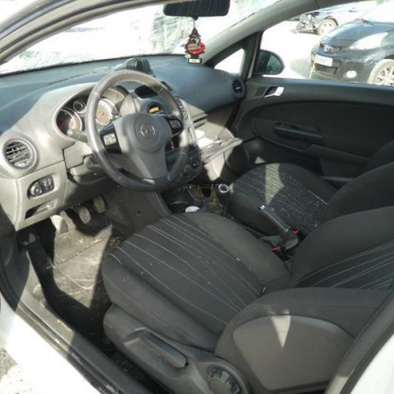 Pare choc arriere OPEL CORSA D Photo n°17