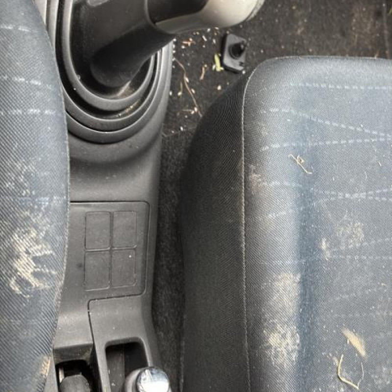 Pretensionneur de ceinture avant droit TOYOTA YARIS 2 Photo n°19