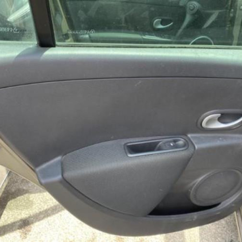 Pare choc arriere RENAULT CLIO 3 Photo n°19
