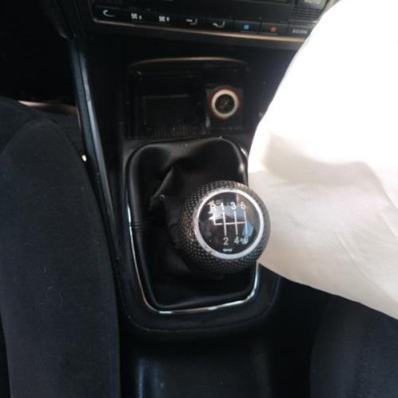 Pare choc arriere VOLKSWAGEN GOLF 4 Photo n°8
