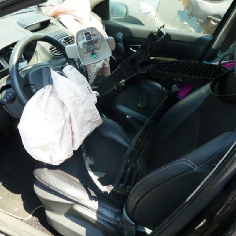 Pare choc arriere RENAULT CLIO 3 Photo n°8