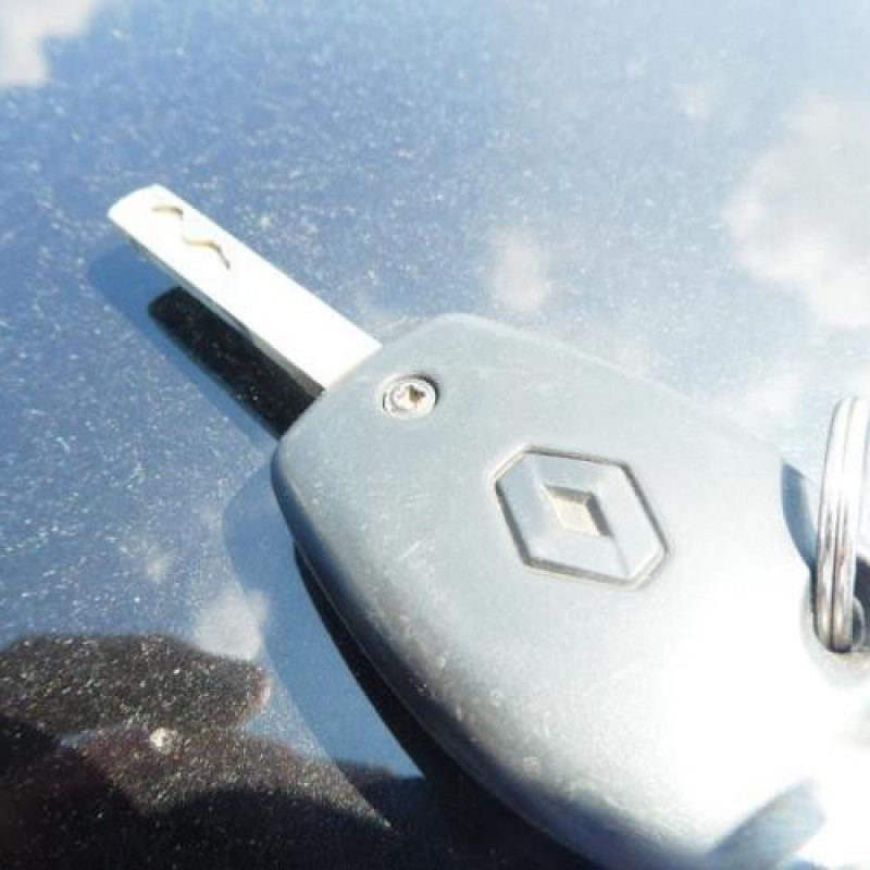 Pare choc arriere RENAULT CLIO 3 Photo n°10