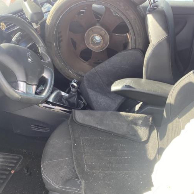 Pare choc arriere CITROEN DS3 Photo n°8