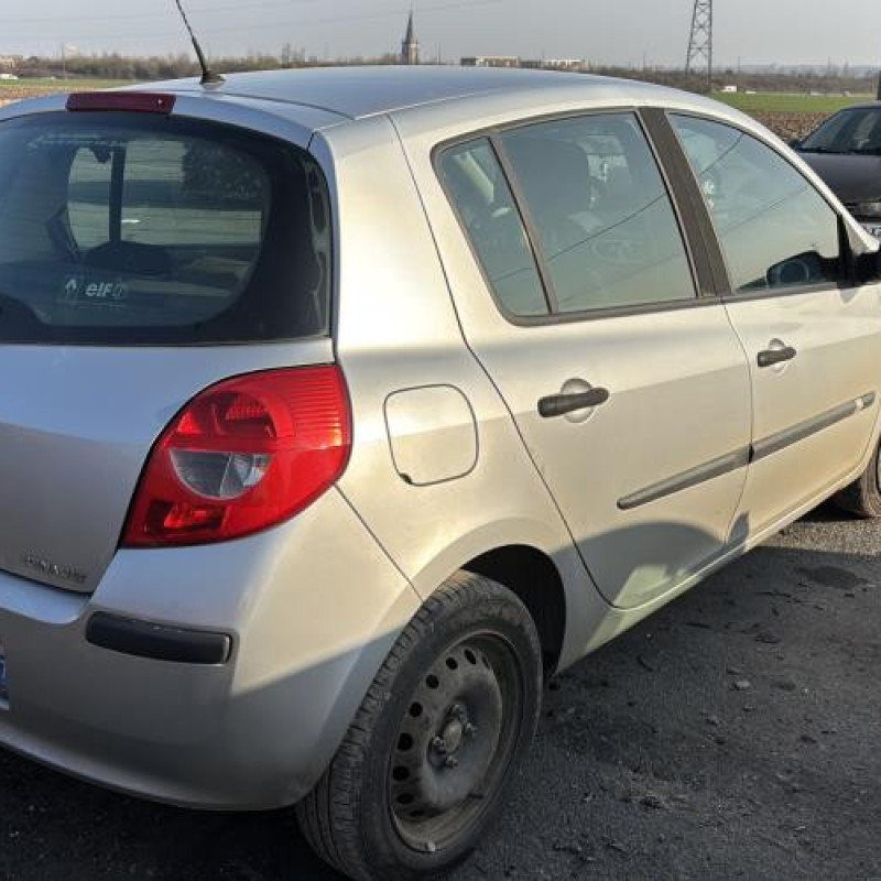 Pare choc arriere RENAULT CLIO 3 Photo n°19