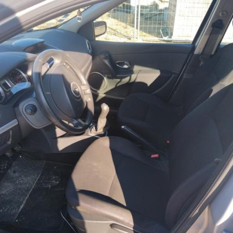 Vitre avant gauche RENAULT CLIO 3 Photo n°9