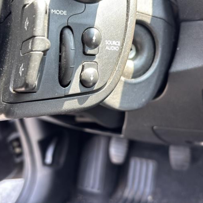 Vitre arriere droit RENAULT CLIO 3 Photo n°20