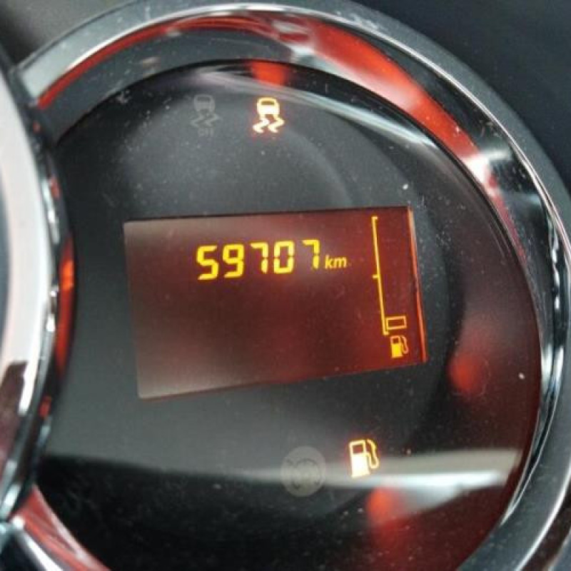Pare boue avant gauche DACIA SANDERO 2 Photo n°8