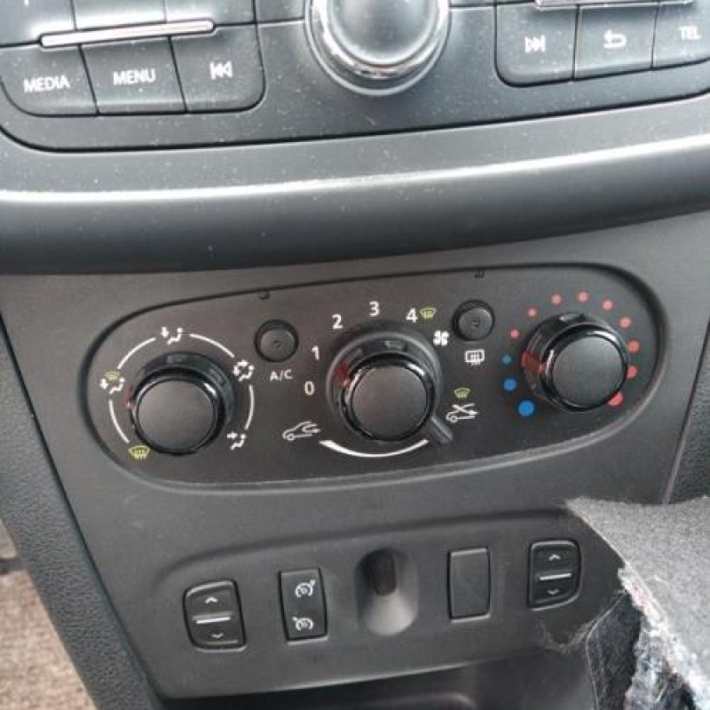 Pare boue avant gauche DACIA SANDERO 2 Photo n°11