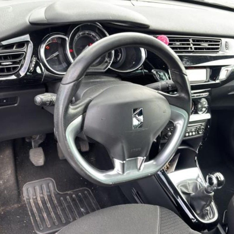 Pare boue avant droit CITROEN DS3 Photo n°15