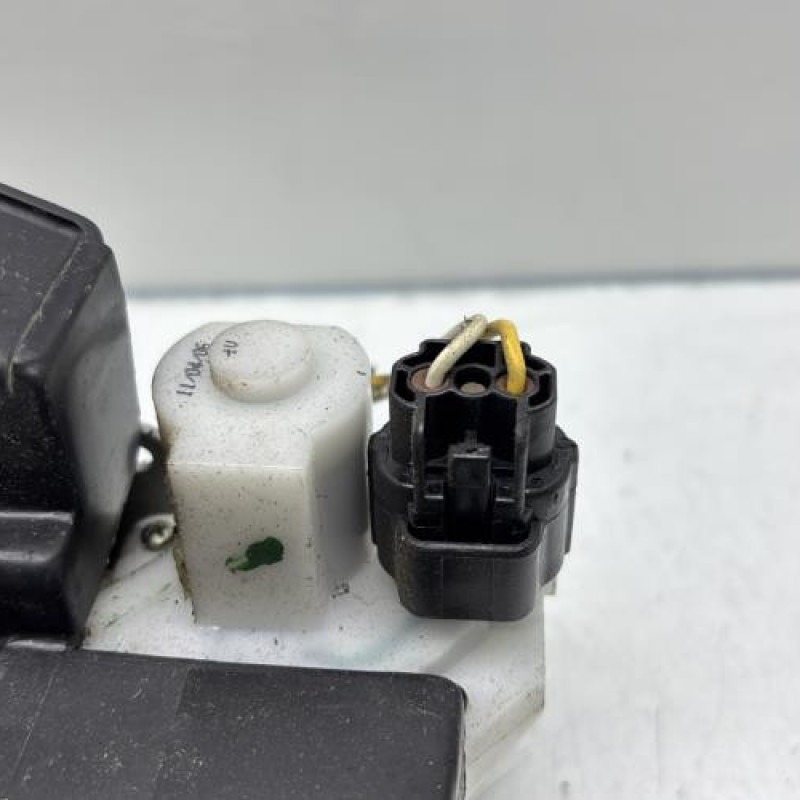 Serrure avant droit VOLKSWAGEN FOX Photo n°3