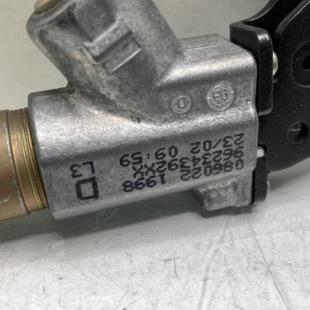 Attache ceinture avant droit PEUGEOT 106