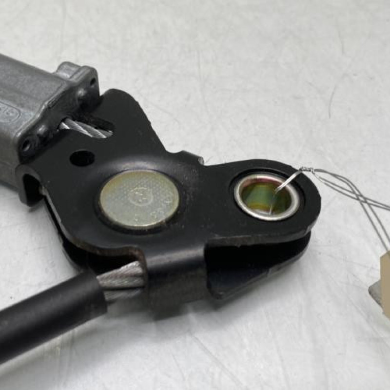 Attache ceinture avant droit PEUGEOT 106 Photo n°4