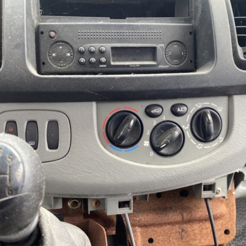 Vitre avant gauche RENAULT TRAFIC 2 Photo n°18