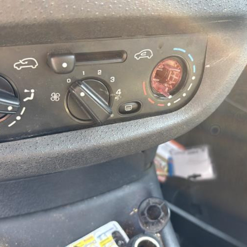 Bouton de warning CITROEN C2 Photo n°17