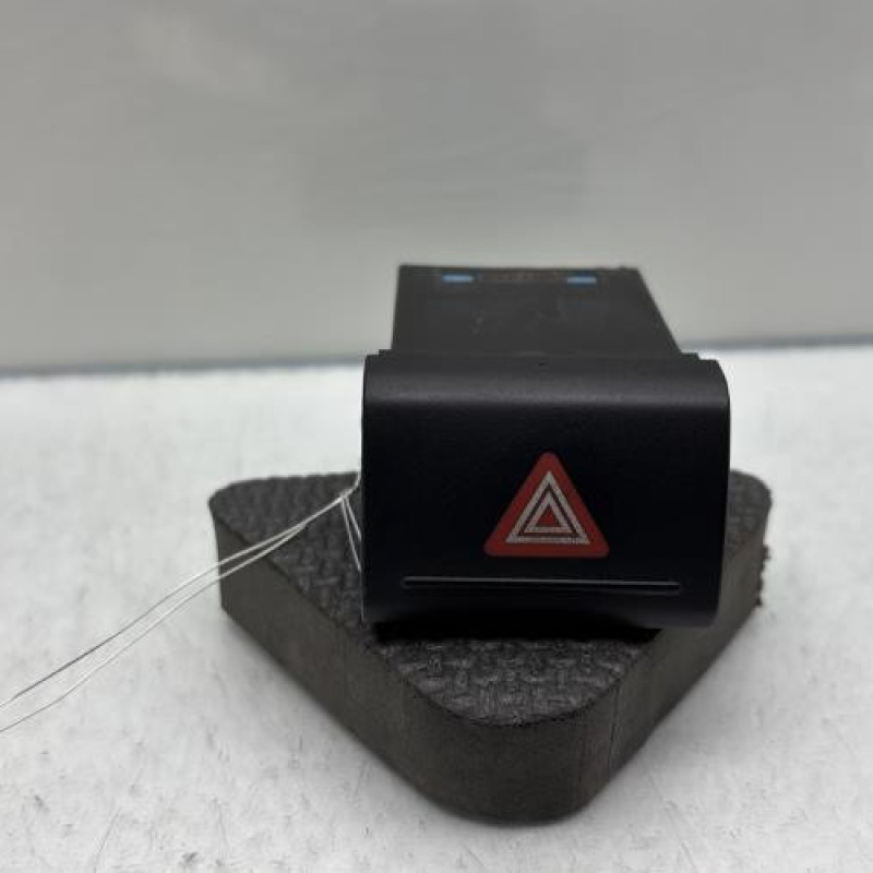 Bouton de warning VOLKSWAGEN FOX Photo n°1