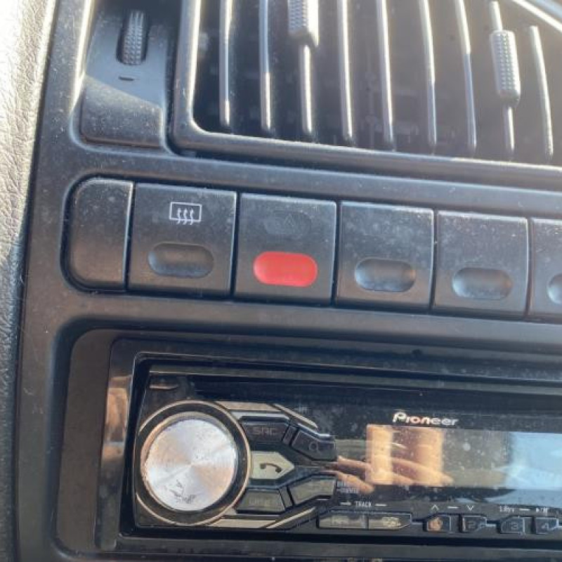 Bouton de warning CITROEN SAXO Photo n°20