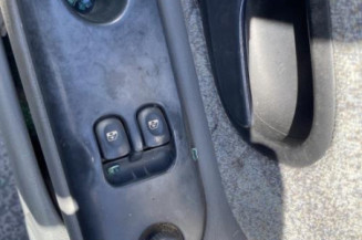 Serrure avant droit RENAULT LAGUNA 1