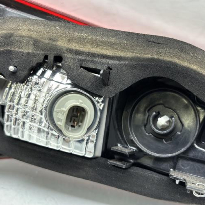 Feu arriere secondaire droit (feux) TOYOTA YARIS 3 Photo n°4