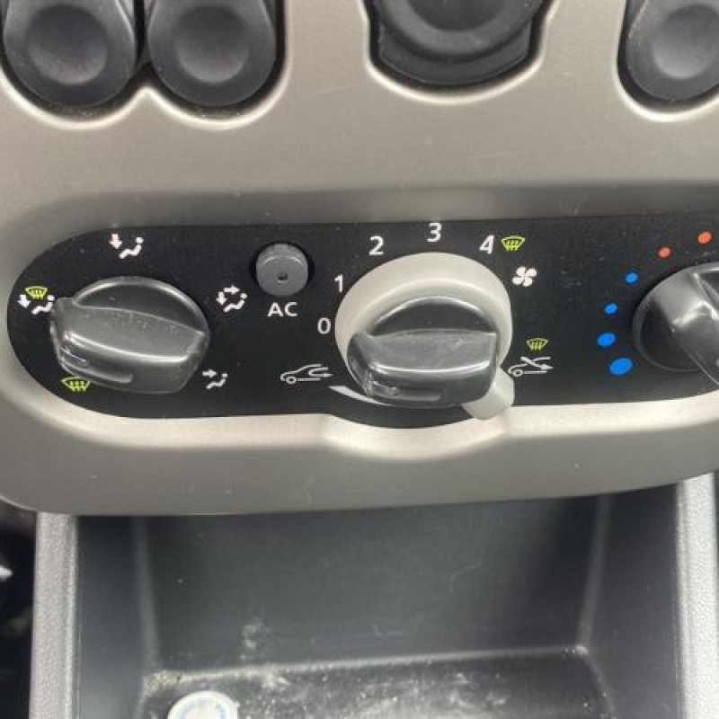 Attache ceinture avant droit DACIA SANDERO 1 Photo n°19