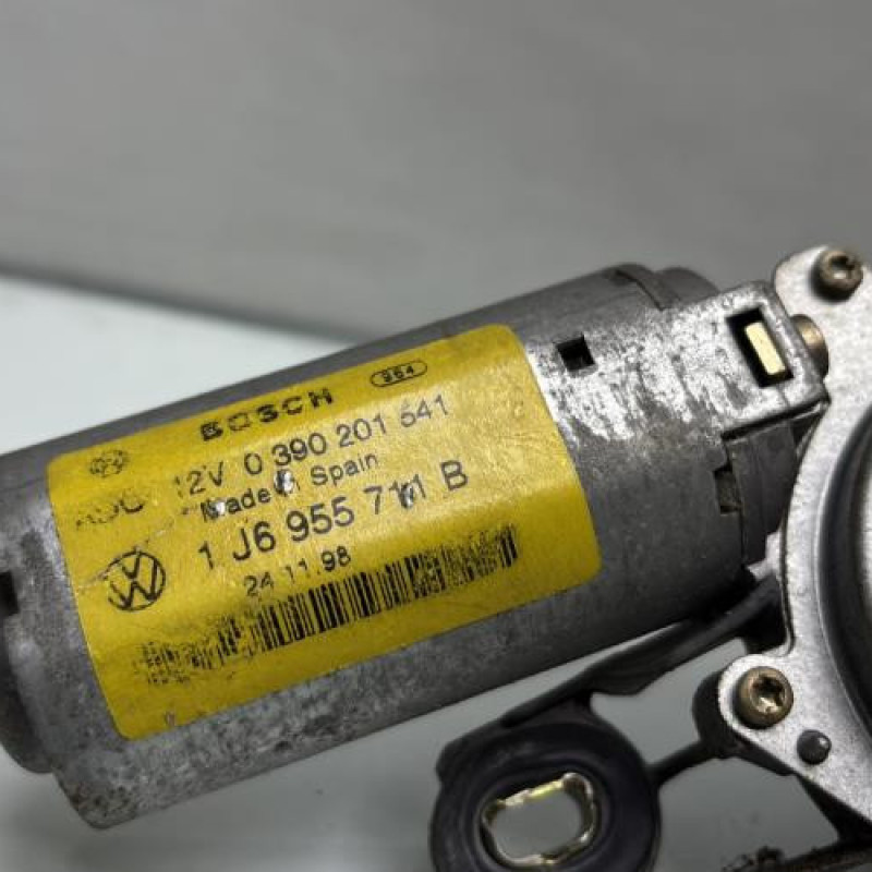 Moteur essuie glace arriere VOLKSWAGEN GOLF 4 Photo n°4