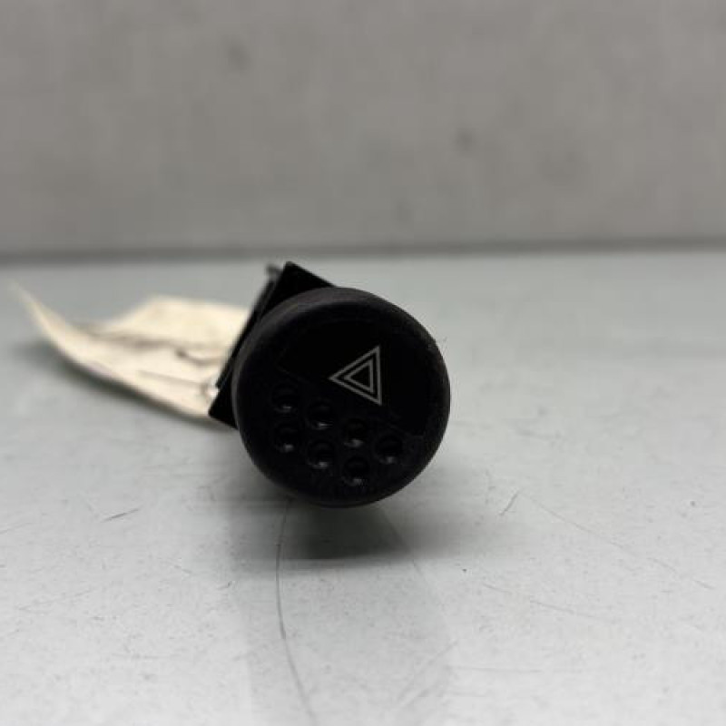 Bouton de warning PEUGEOT 106 Photo n°1