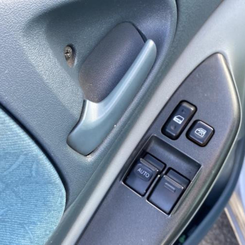 Attache ceinture avant gauche TOYOTA YARIS 1 Photo n°17