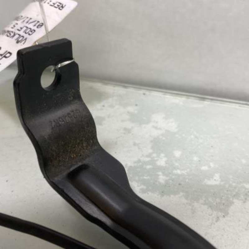 Attache ceinture avant droit VOLKSWAGEN GOLF 5 Photo n°2