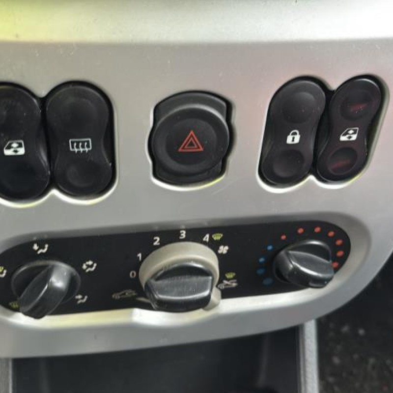 Attache ceinture avant gauche DACIA SANDERO 1 Photo n°19