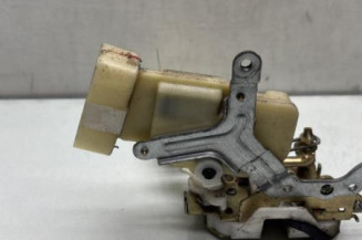 Serrure avant droit TOYOTA YARIS 1
