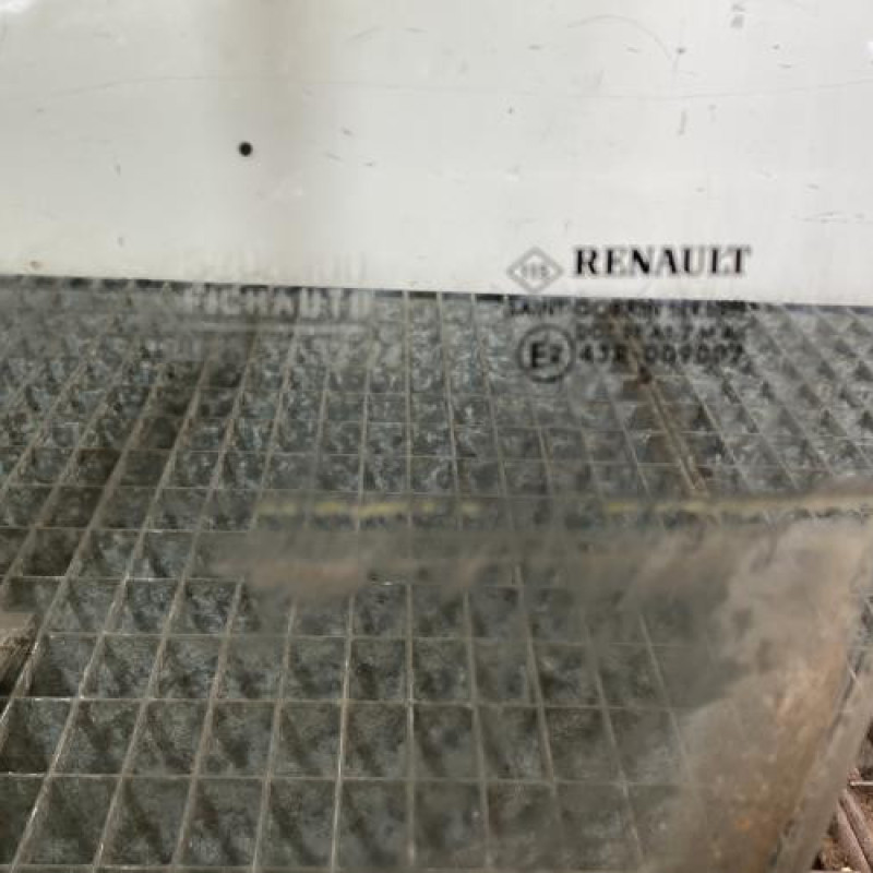 Vitre avant gauche RENAULT CLIO 3 Photo n°4