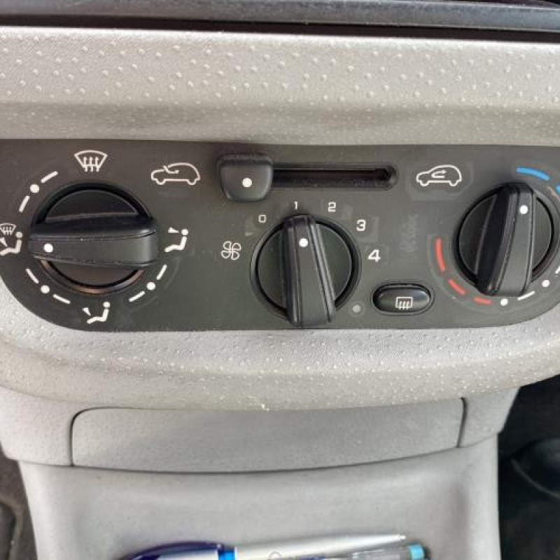 Pare boue arriere droit CITROEN C3 1 Photo n°15