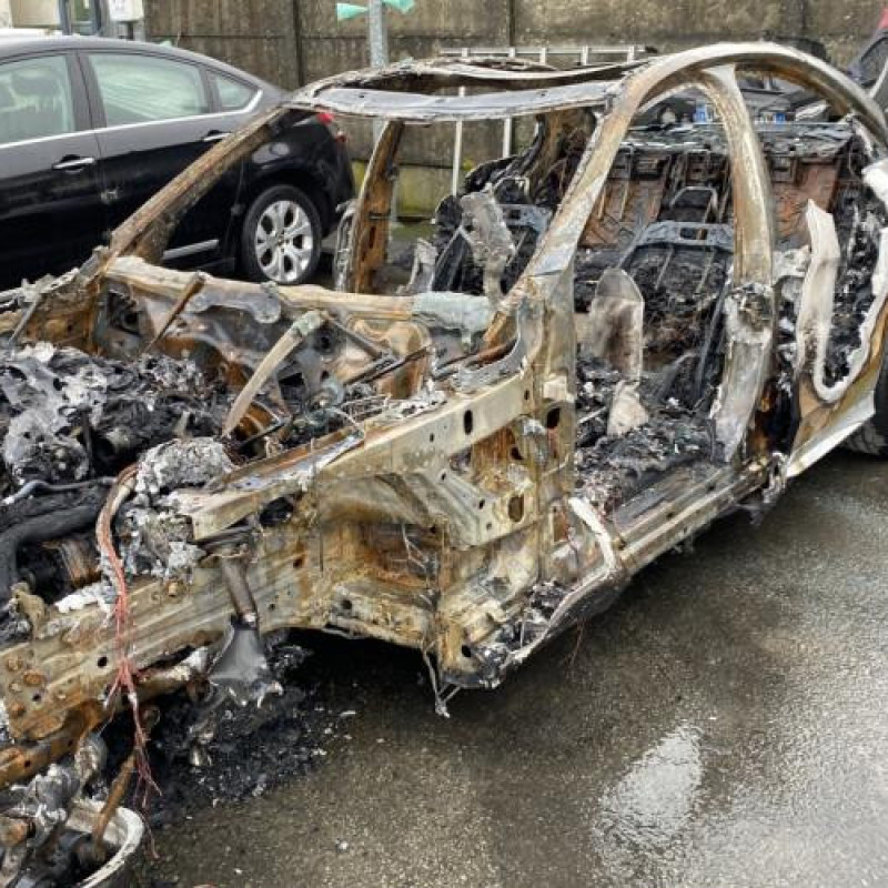 Pare boue arriere droit MERCEDES CLASSE C 205 Photo n°5