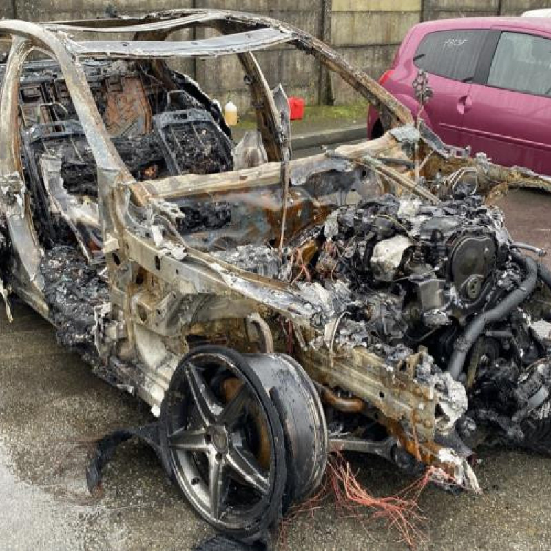 Pare boue arriere droit MERCEDES CLASSE C 205 Photo n°6